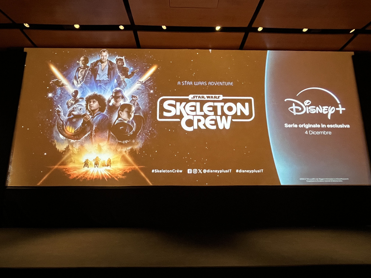 Schermo con il poster di Skeleton Crew